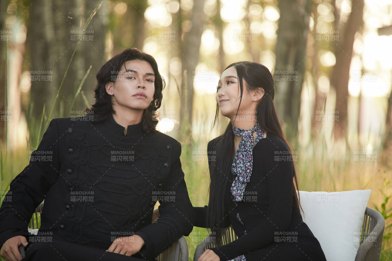 户外旅游景区拍照的亚洲情侣