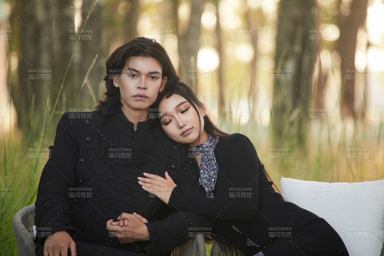 戶外旅游景區拍照的亞洲情侶