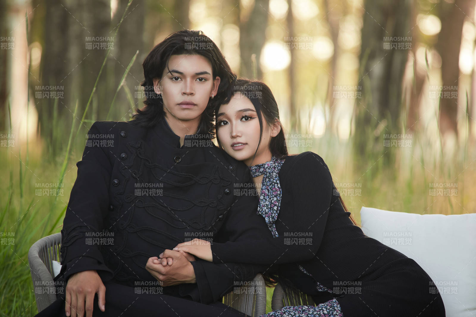 户外旅游景区拍照的亚洲情侣