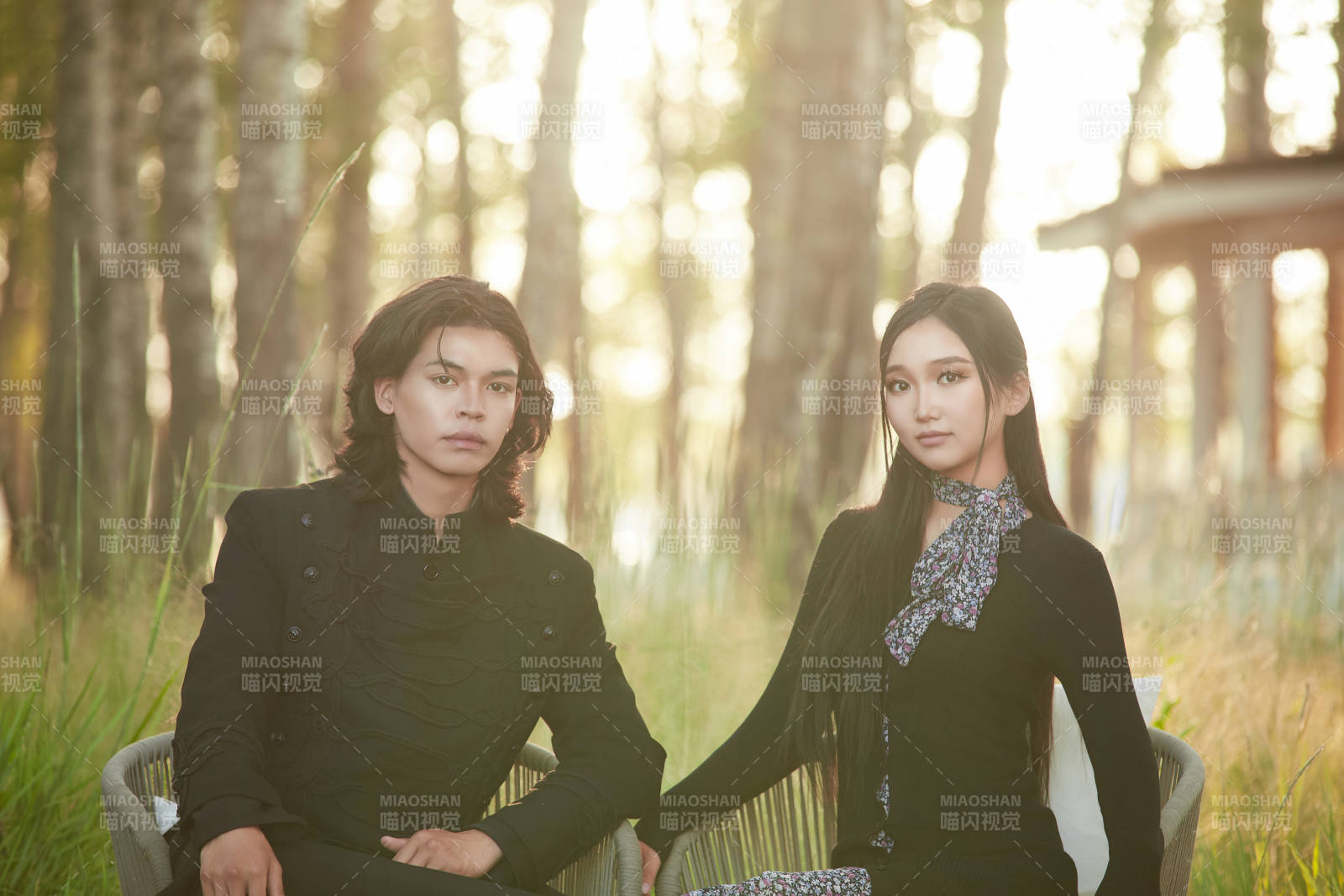 戶外旅游景區拍照的亞洲情侶