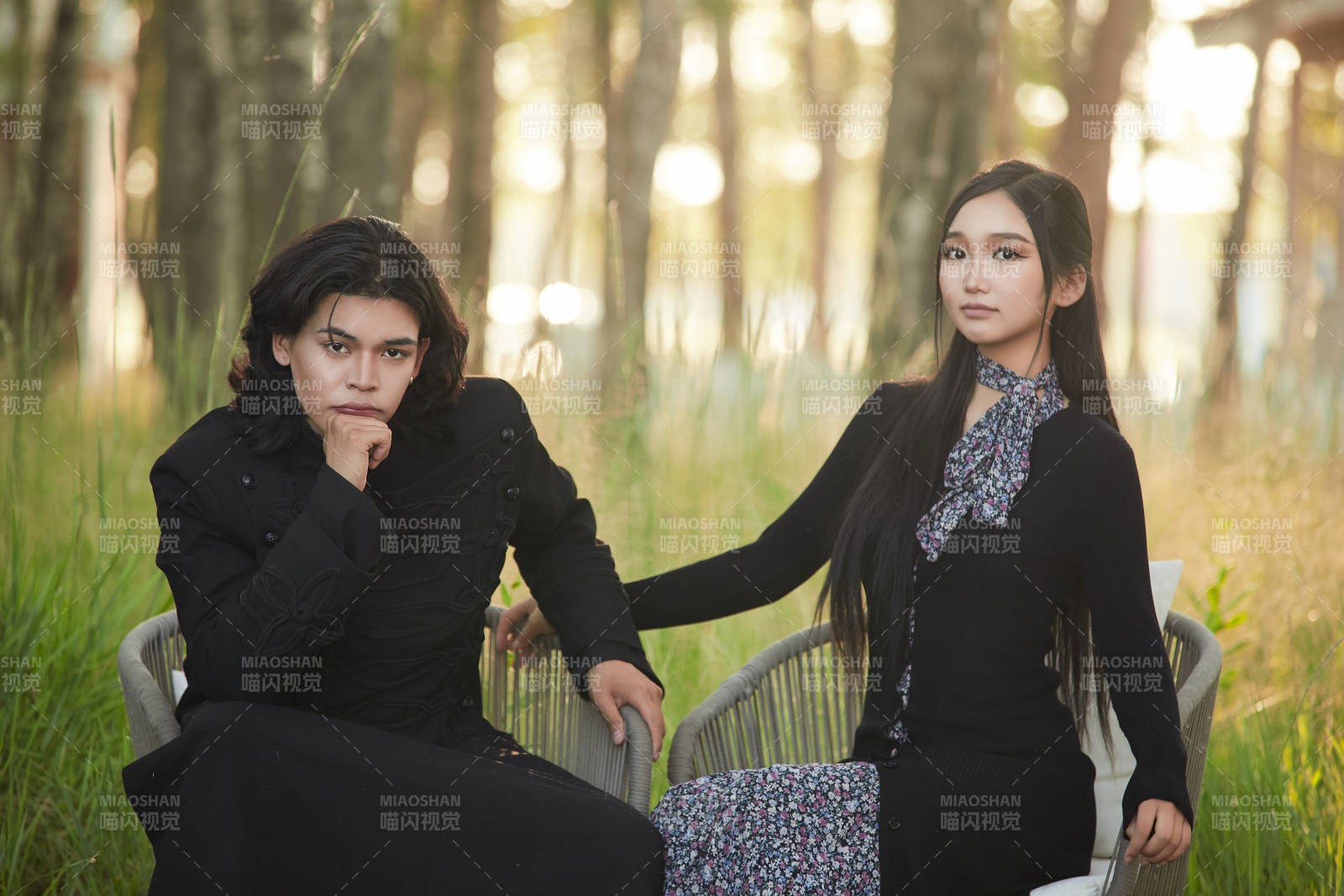 戶外旅游景區拍照的亞洲情侶