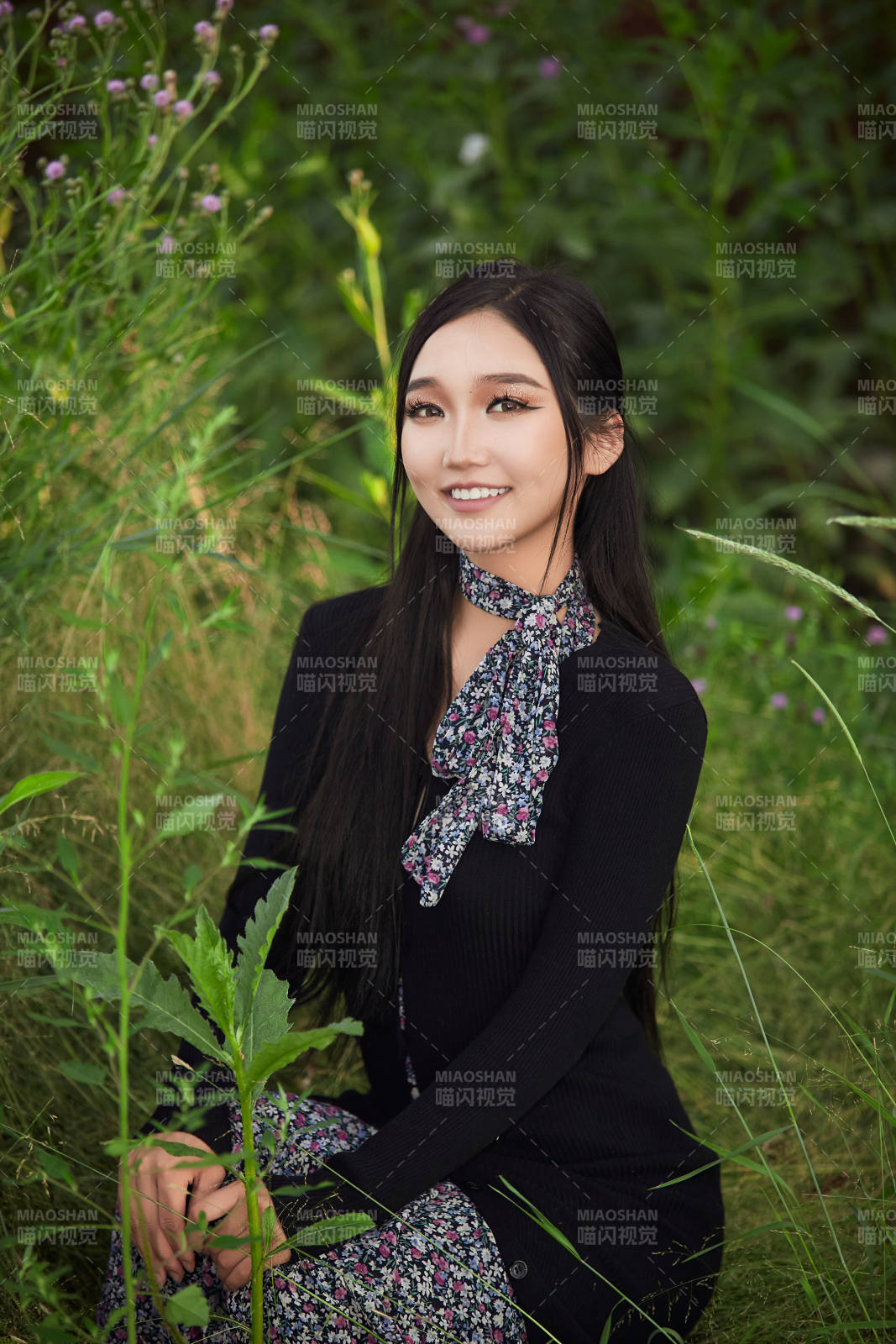 盛夏夕陽照射下花叢草地中的亞洲美女