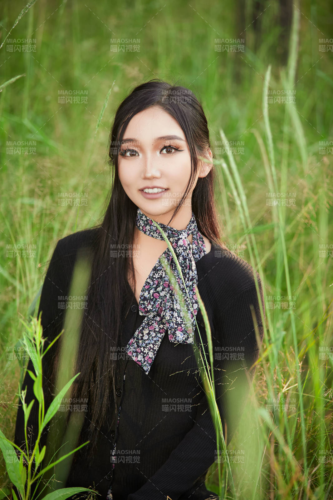 盛夏夕阳照射下花丛草地中的亚洲美女