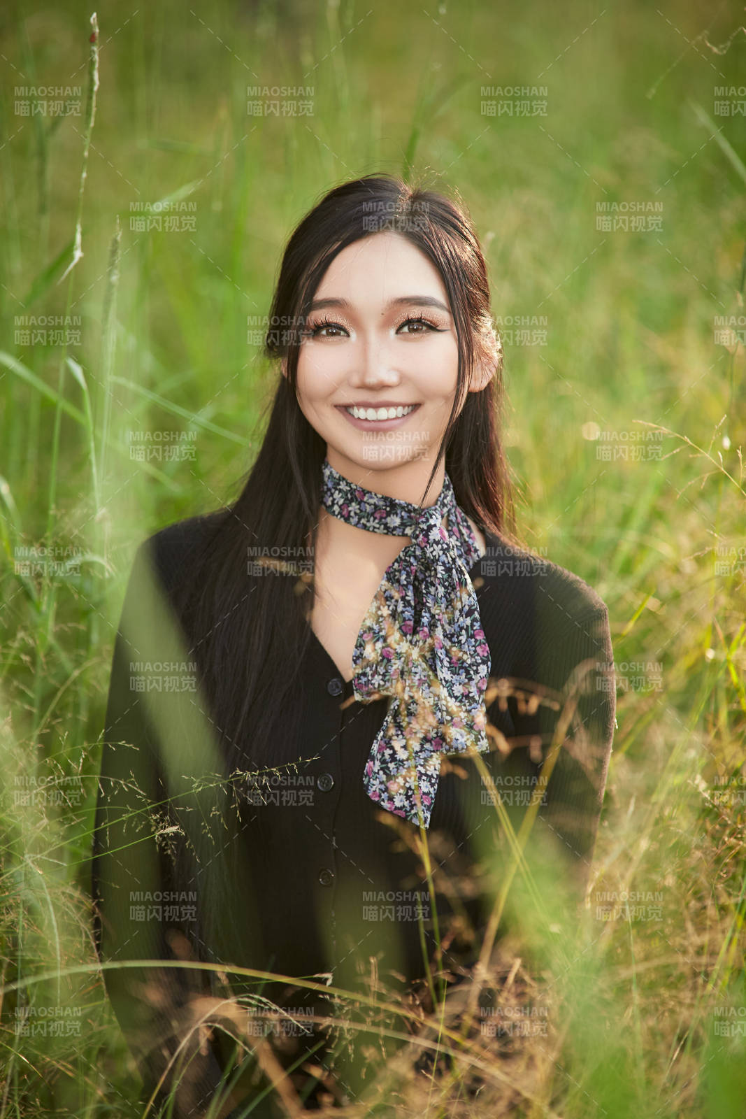 盛夏夕陽照射下花叢草地中的亞洲美女