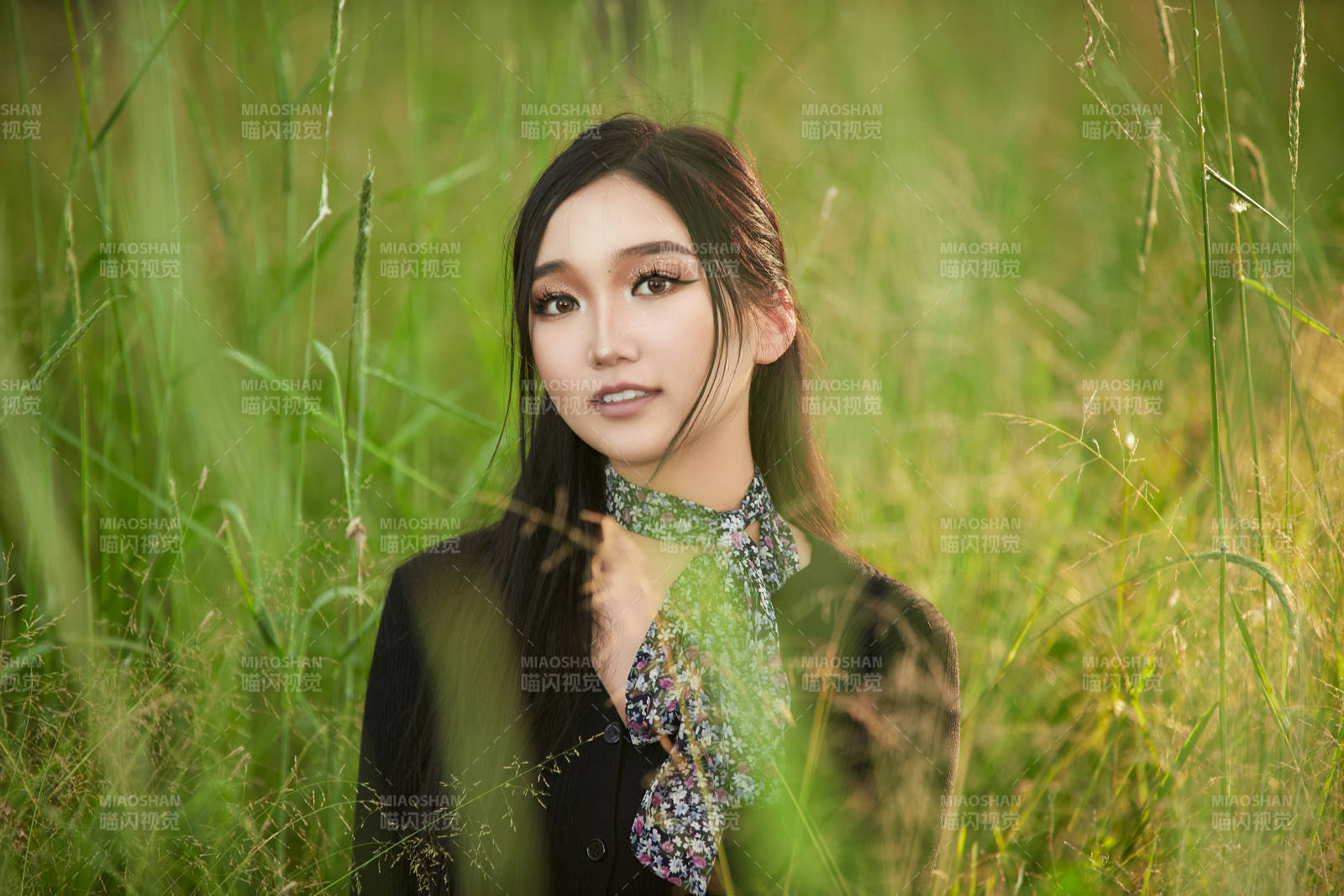 盛夏夕阳照射下花丛草地中的亚洲美女