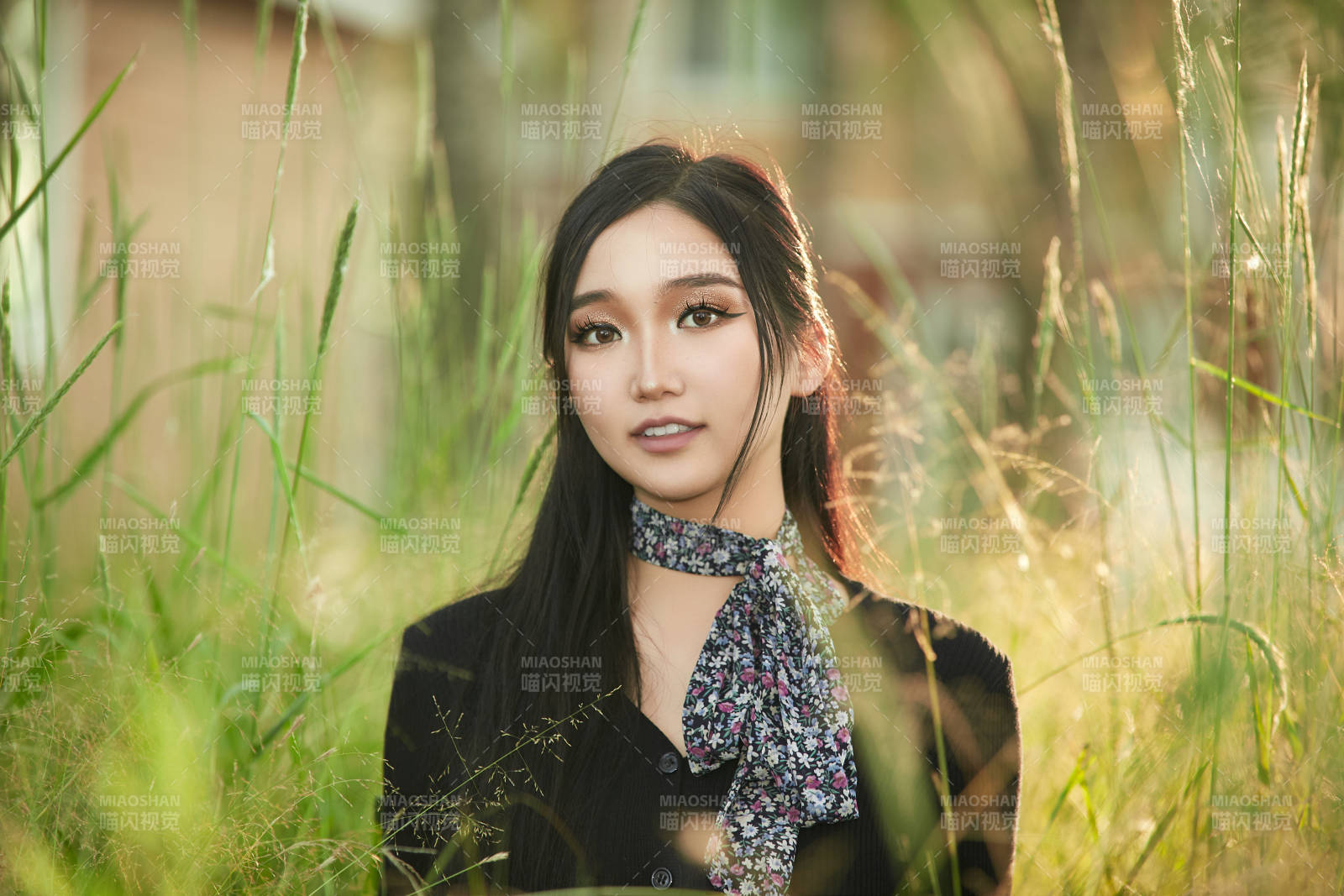 盛夏夕陽照射下花叢草地中的亞洲美女