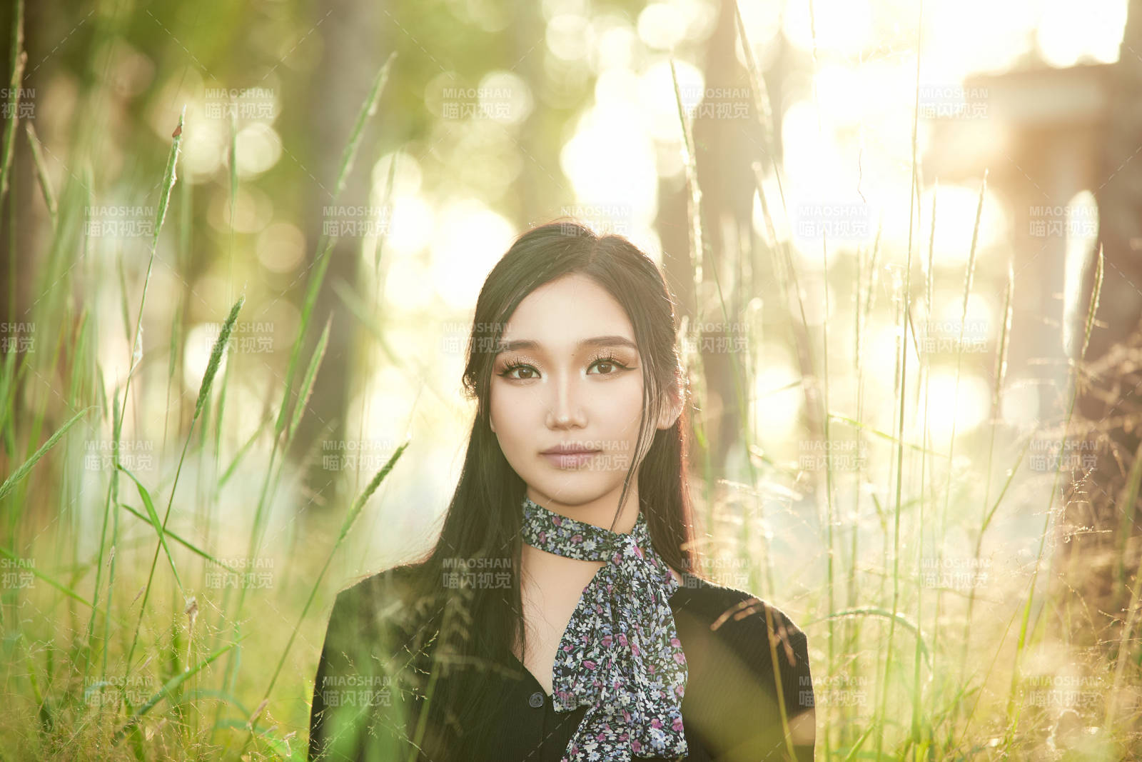 盛夏夕阳照射下花丛草地中的亚洲美女