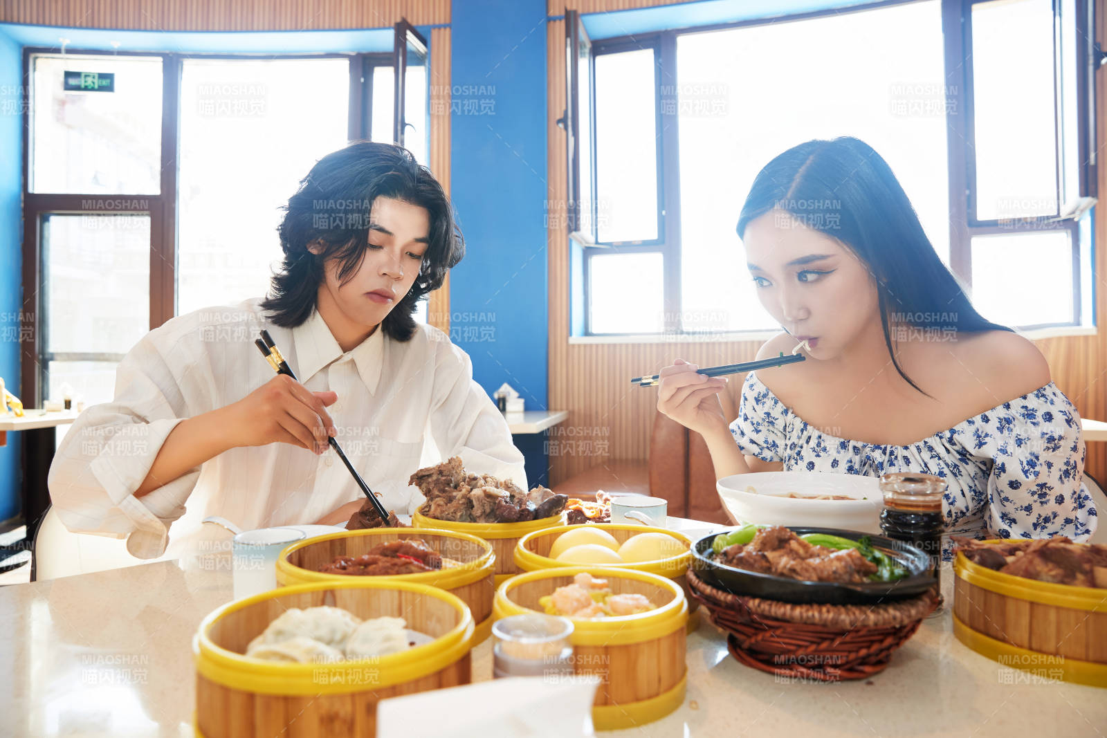 在茶餐廳大吃特吃的東方情侶