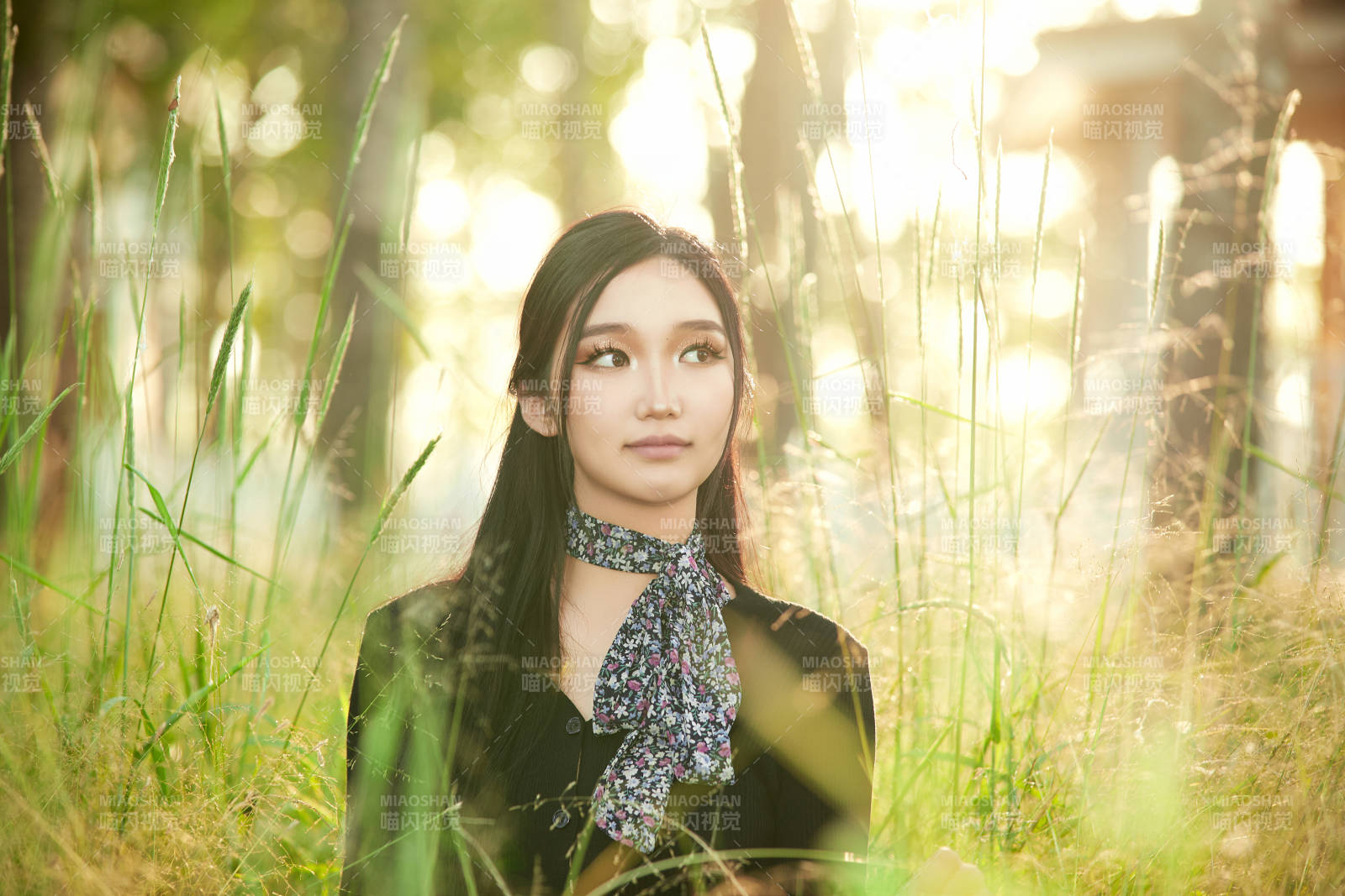 盛夏夕陽照射下花叢草地中的亞洲美女