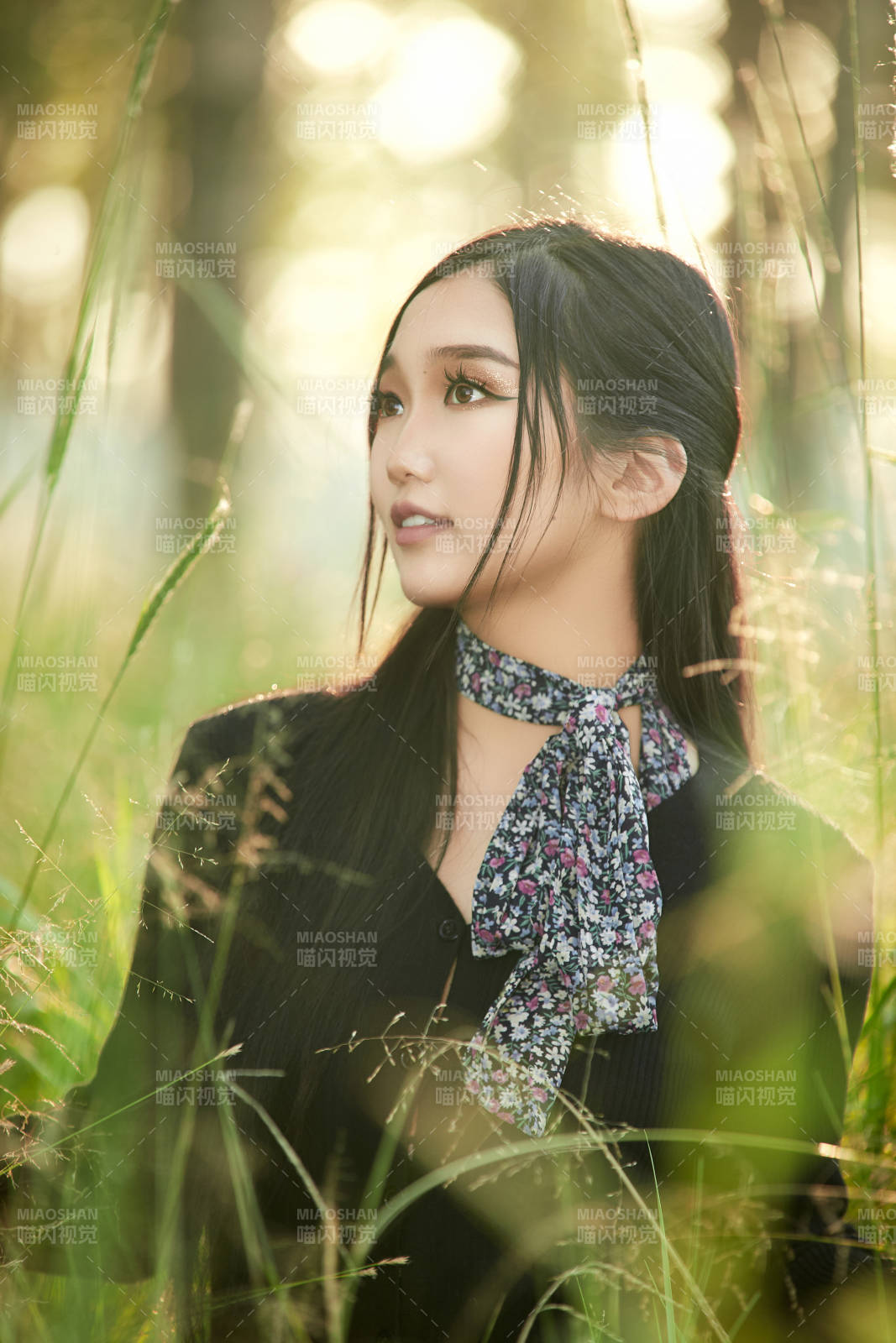 盛夏夕陽照射下花叢草地中的亞洲美女