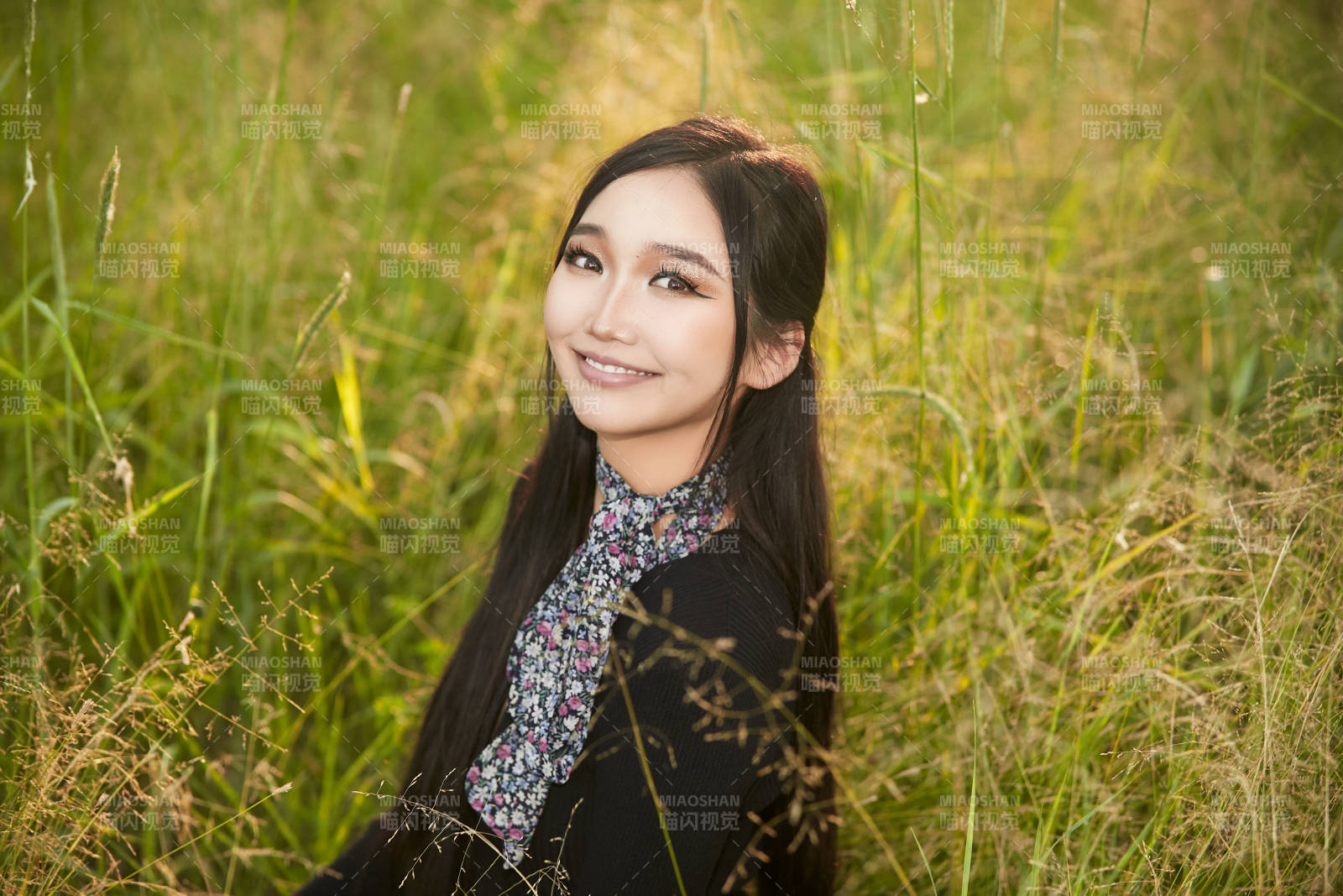 盛夏夕陽照射下花叢草地中的亞洲美女