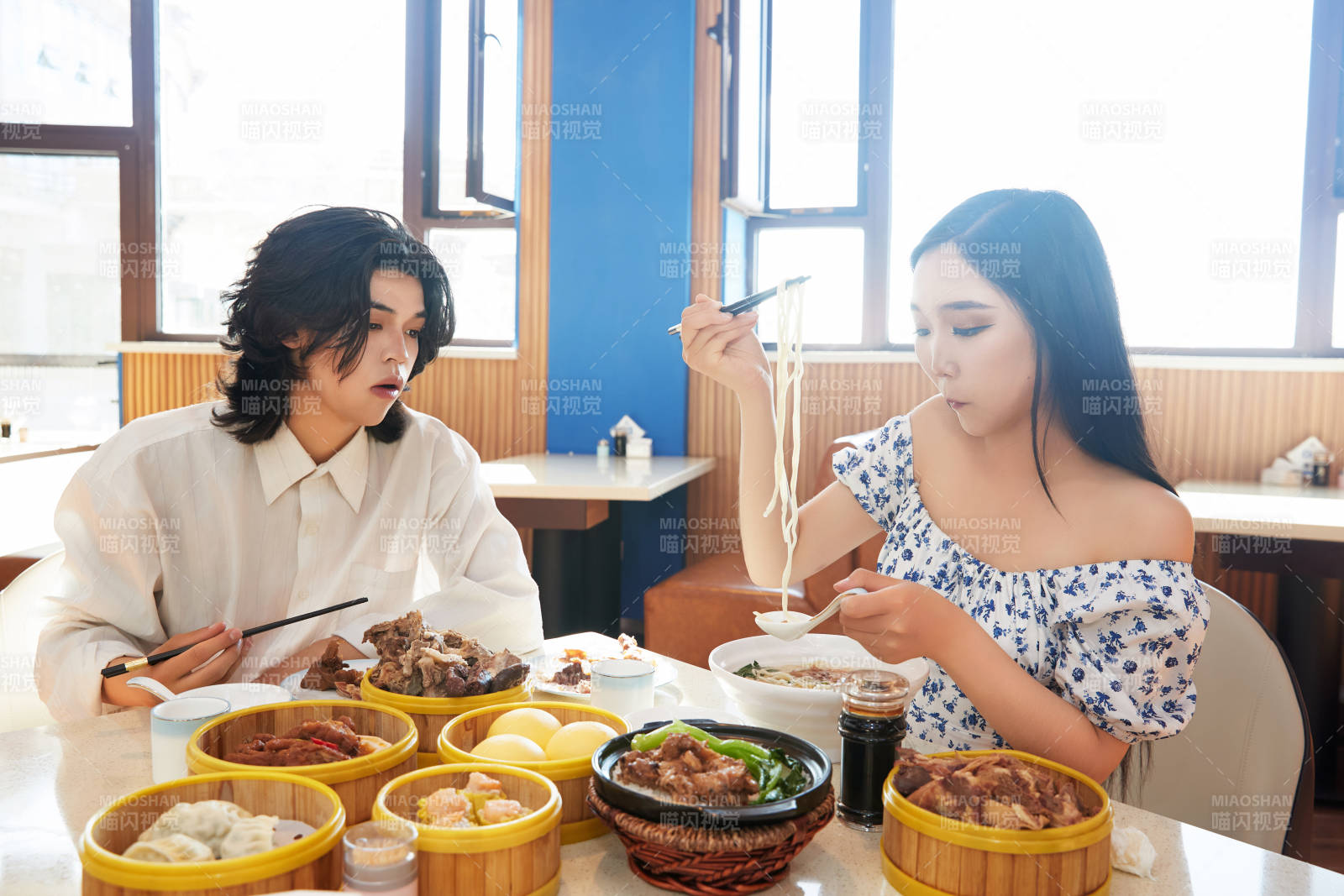 在茶餐廳大吃特吃的東方情侶