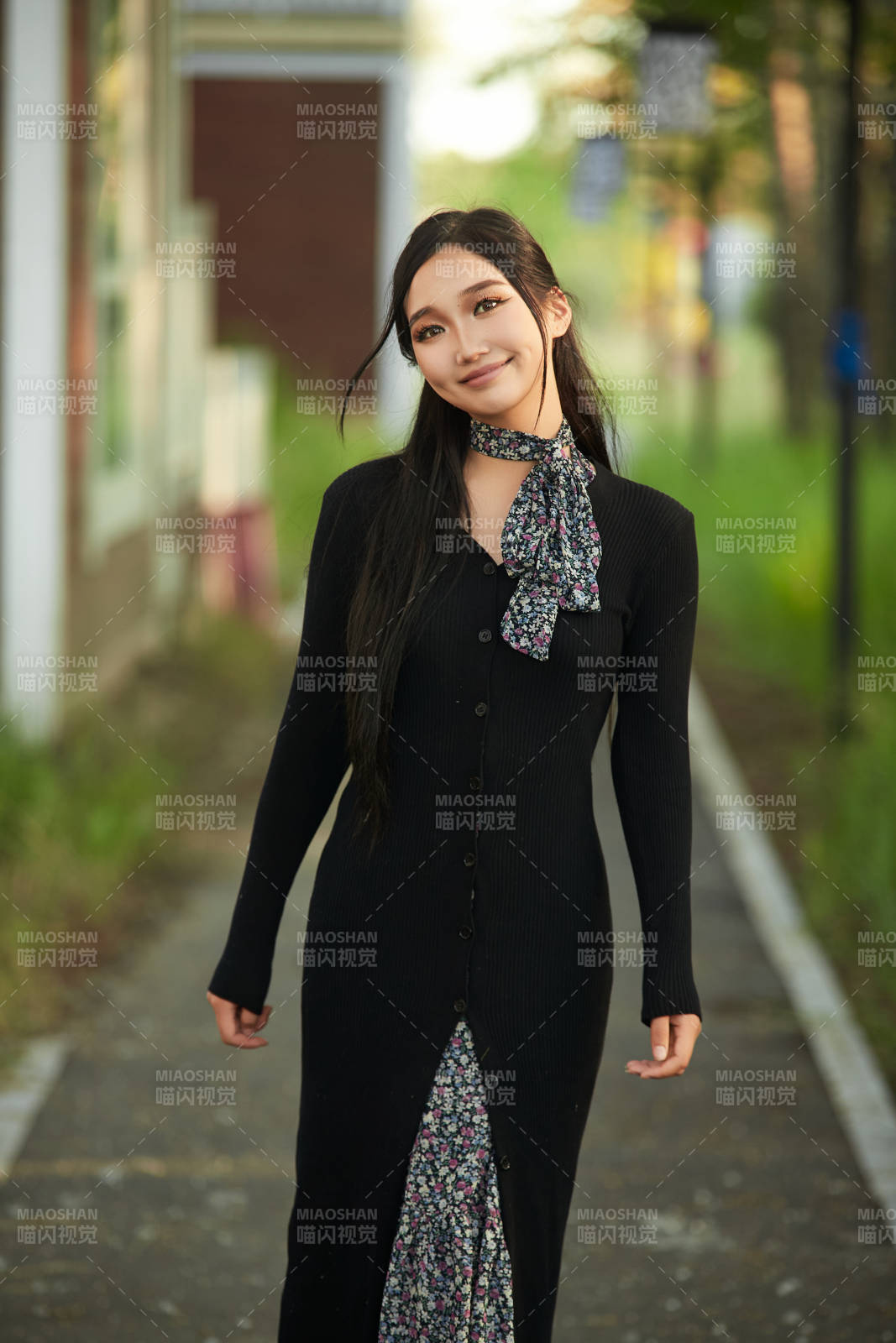 盛夏夕陽照射下花叢草地中的亞洲美女