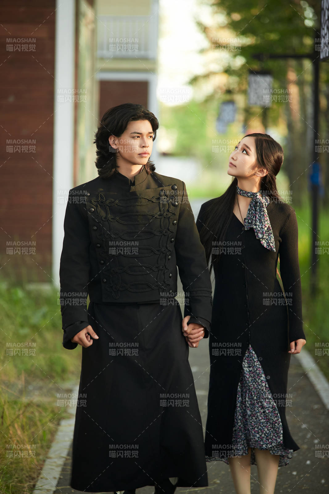 戶外旅游景區拍照的亞洲情侶