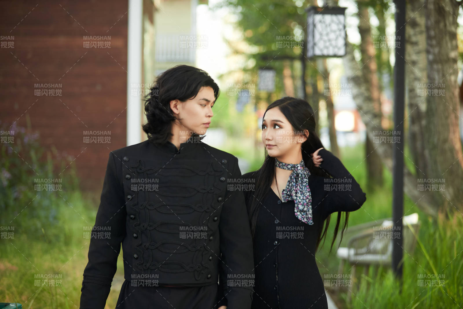 戶(hù)外旅游景區(qū)拍照的亞洲情侶