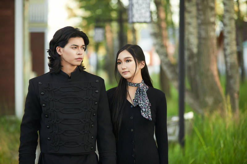 户外旅游景区拍照的亚洲情侣