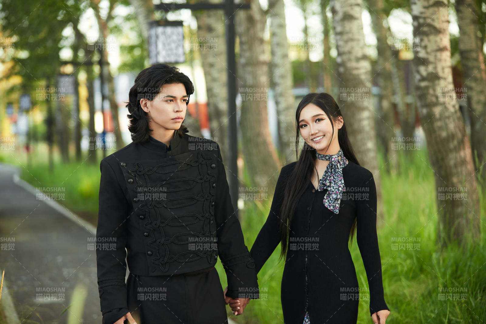 戶外旅游景區拍照的亞洲情侶