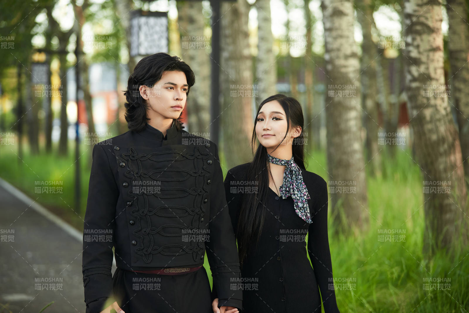 戶外旅游景區拍照的亞洲情侶