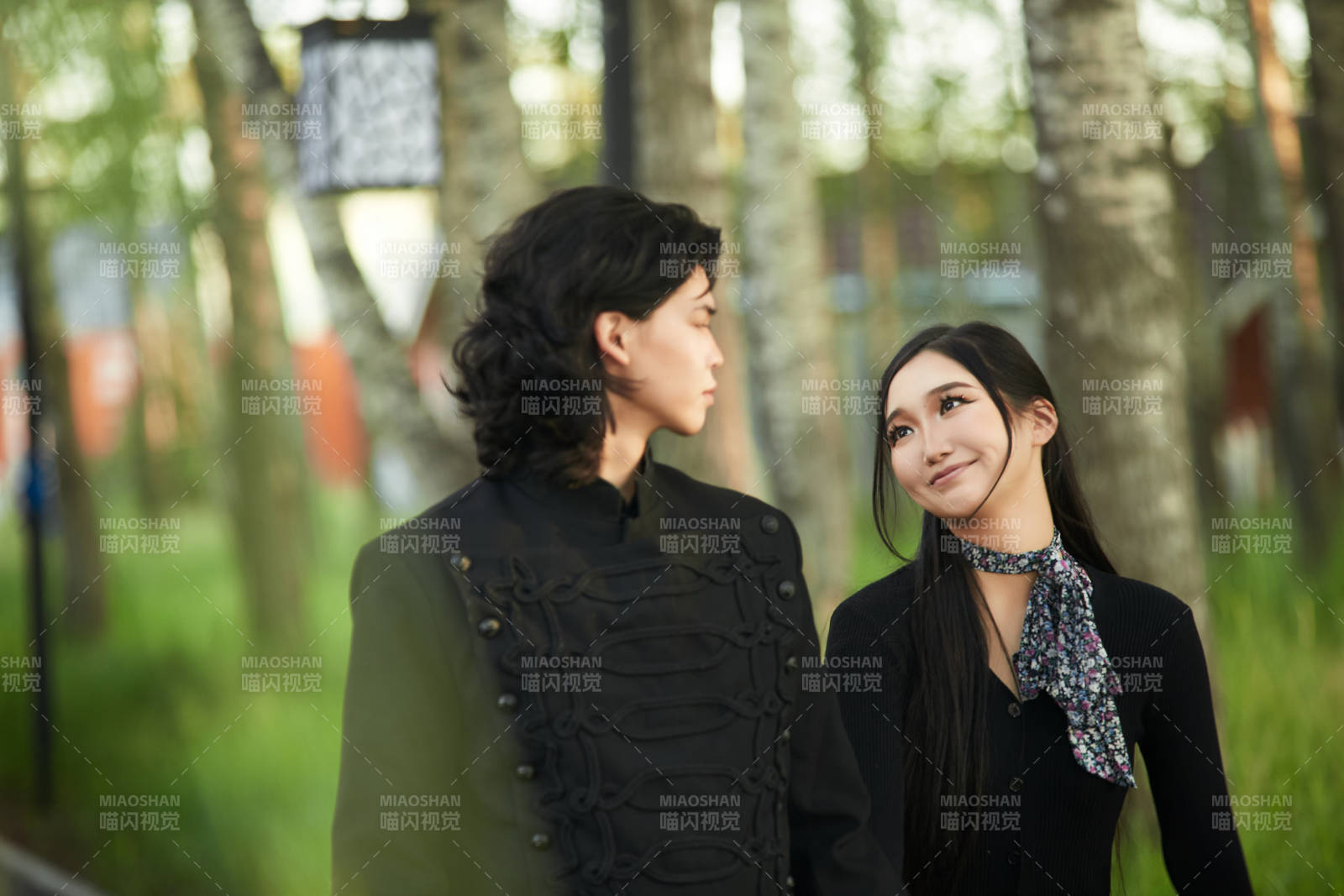 戶外旅游景區拍照的亞洲情侶