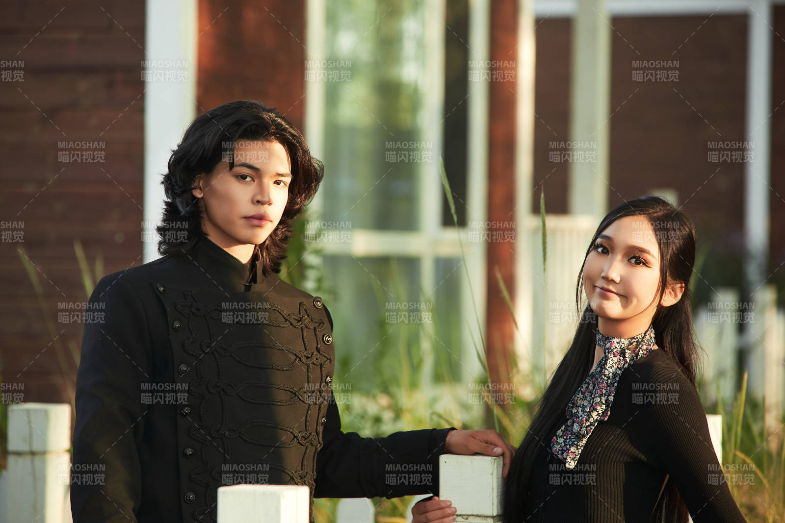 户外旅游景区拍照的亚洲情侣