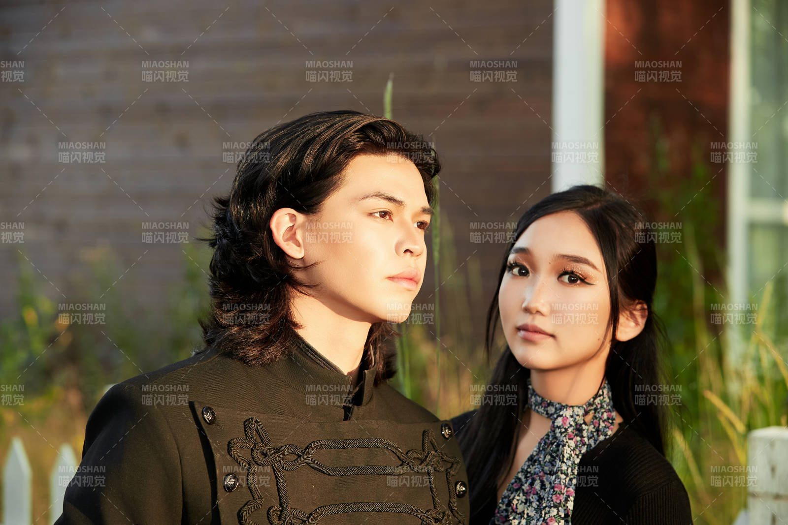 户外旅游景区拍照的亚洲情侣