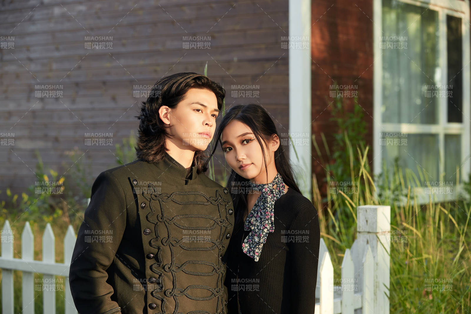 户外旅游景区拍照的亚洲情侣