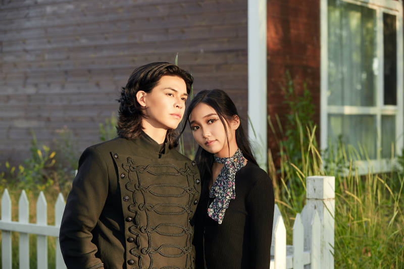 户外旅游景区拍照的亚洲情侣