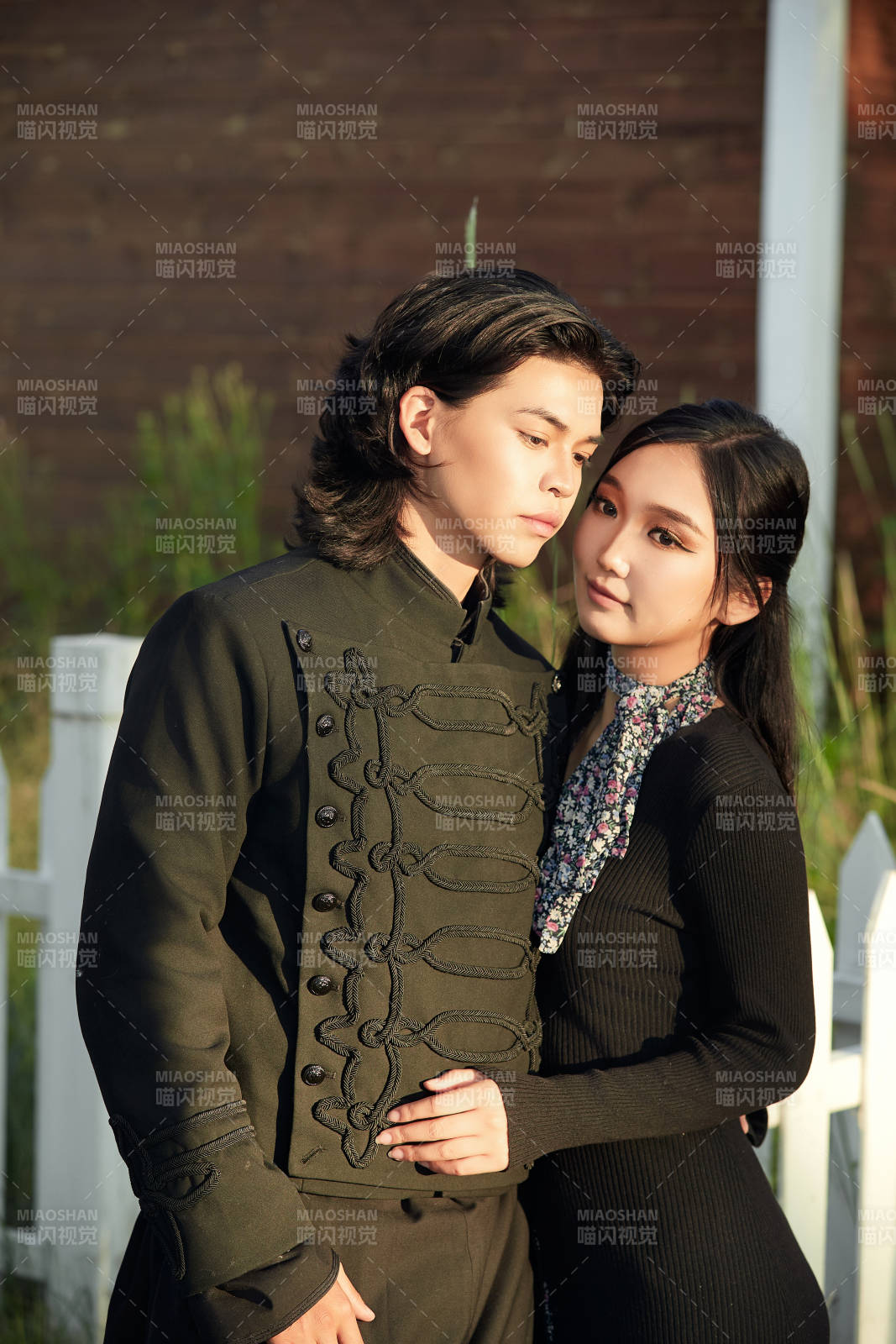 戶外旅游景區拍照的亞洲情侶