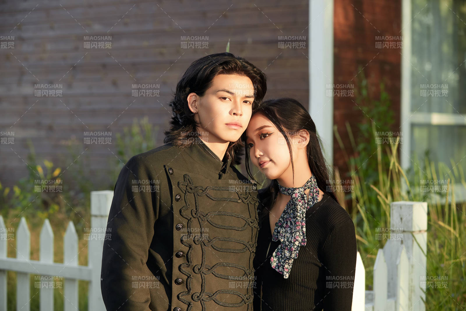 戶外旅游景區拍照的亞洲情侶