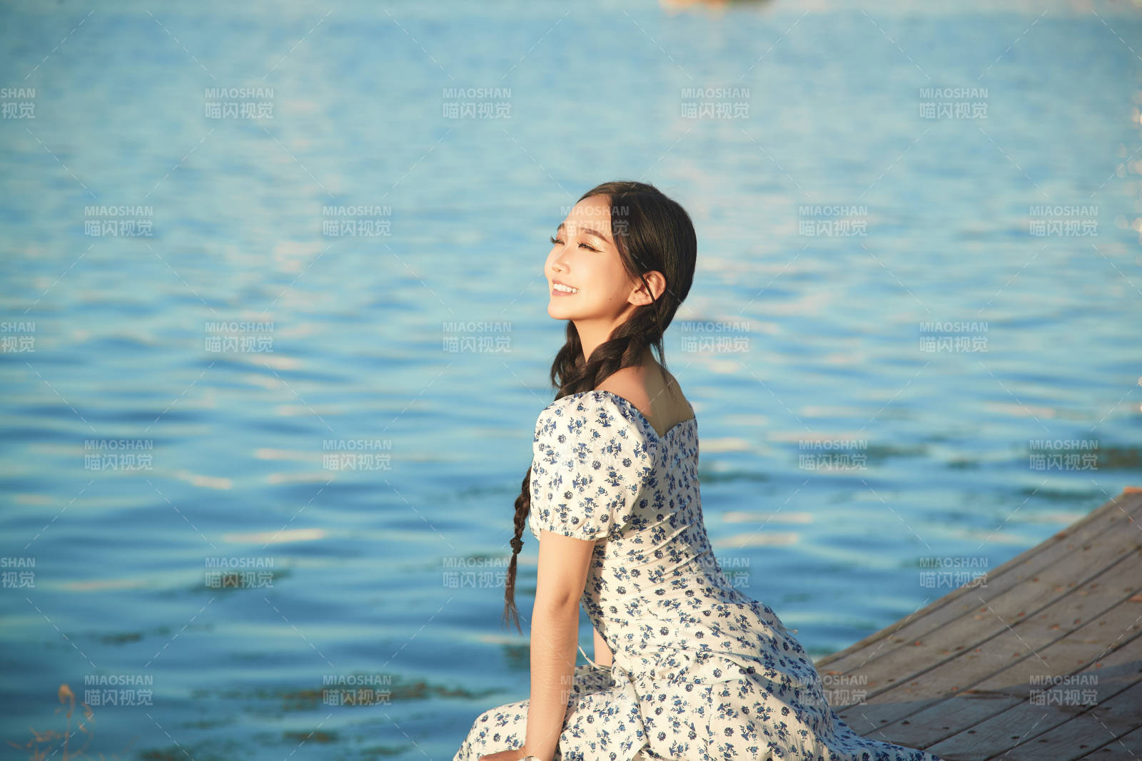 夏日湖畔水邊游玩拍照的亞洲美女