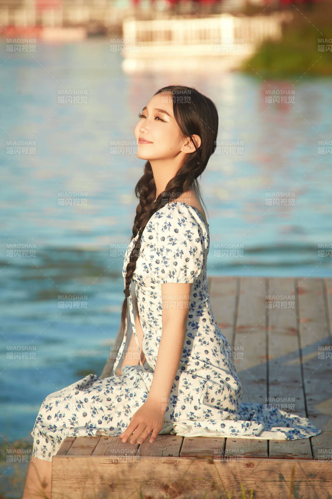 夏日湖畔水邊游玩拍照的亞洲美女