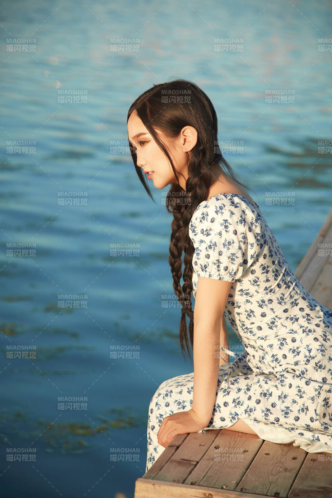 夏日湖畔水边游玩拍照的亚洲美女