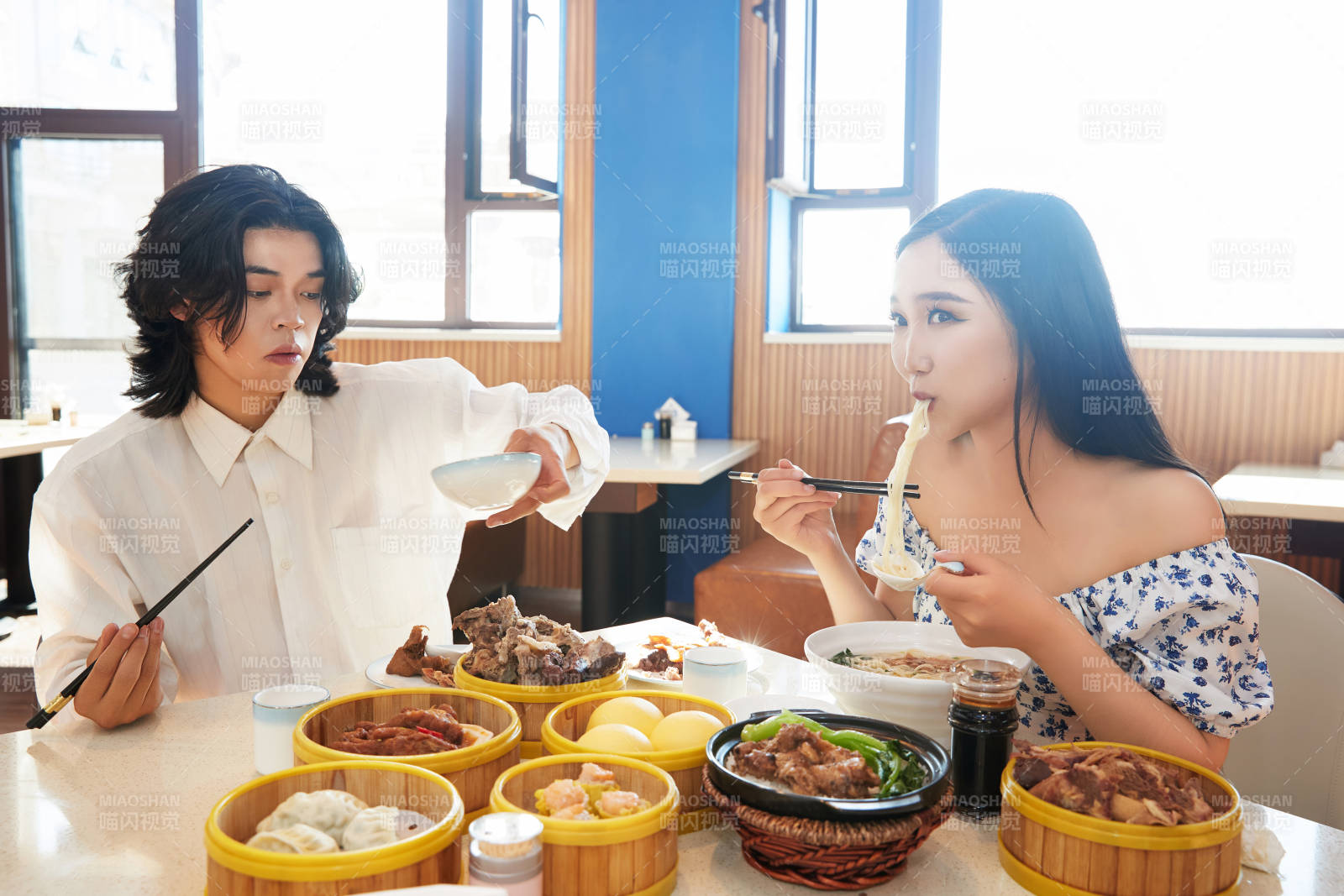 在茶餐厅大吃特吃的东方情侣