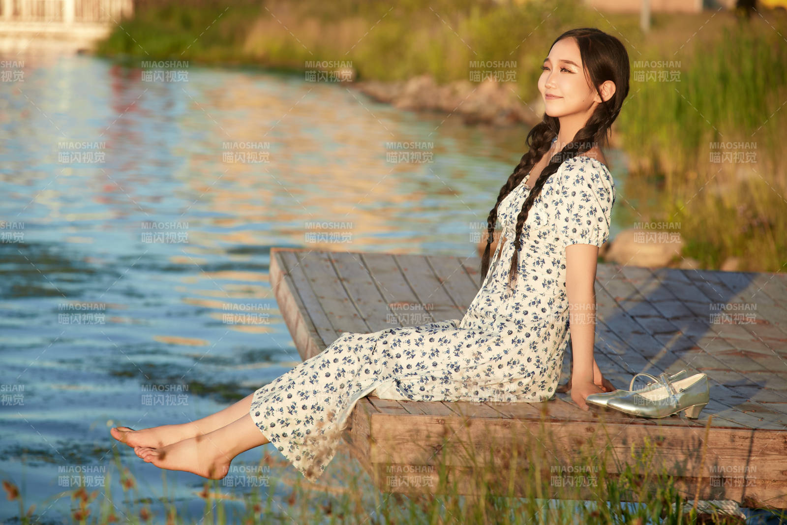 夏日湖畔水邊游玩拍照的亞洲美女