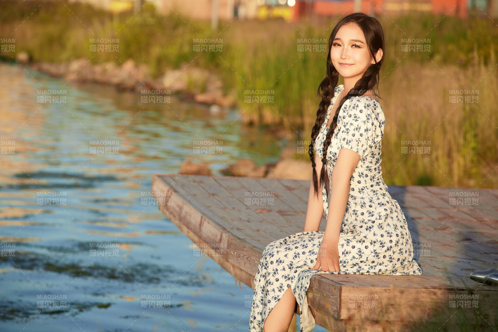 夏日湖畔水邊游玩拍照的亞洲美女