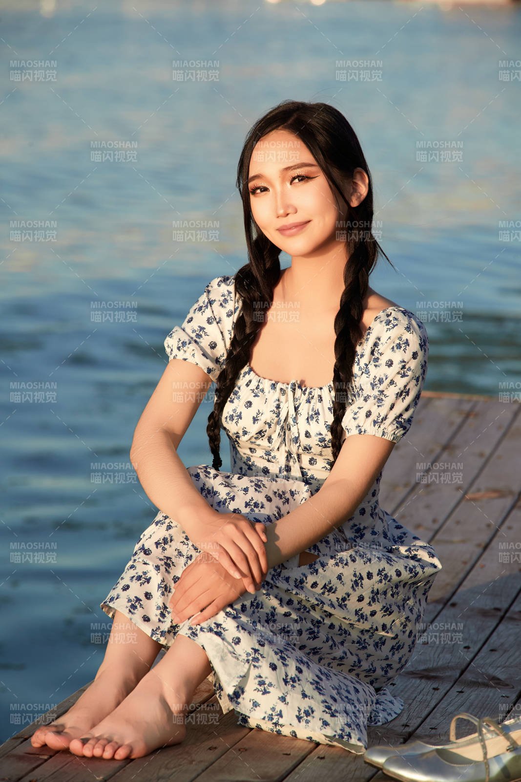 夏日湖畔水邊游玩拍照的亞洲美女