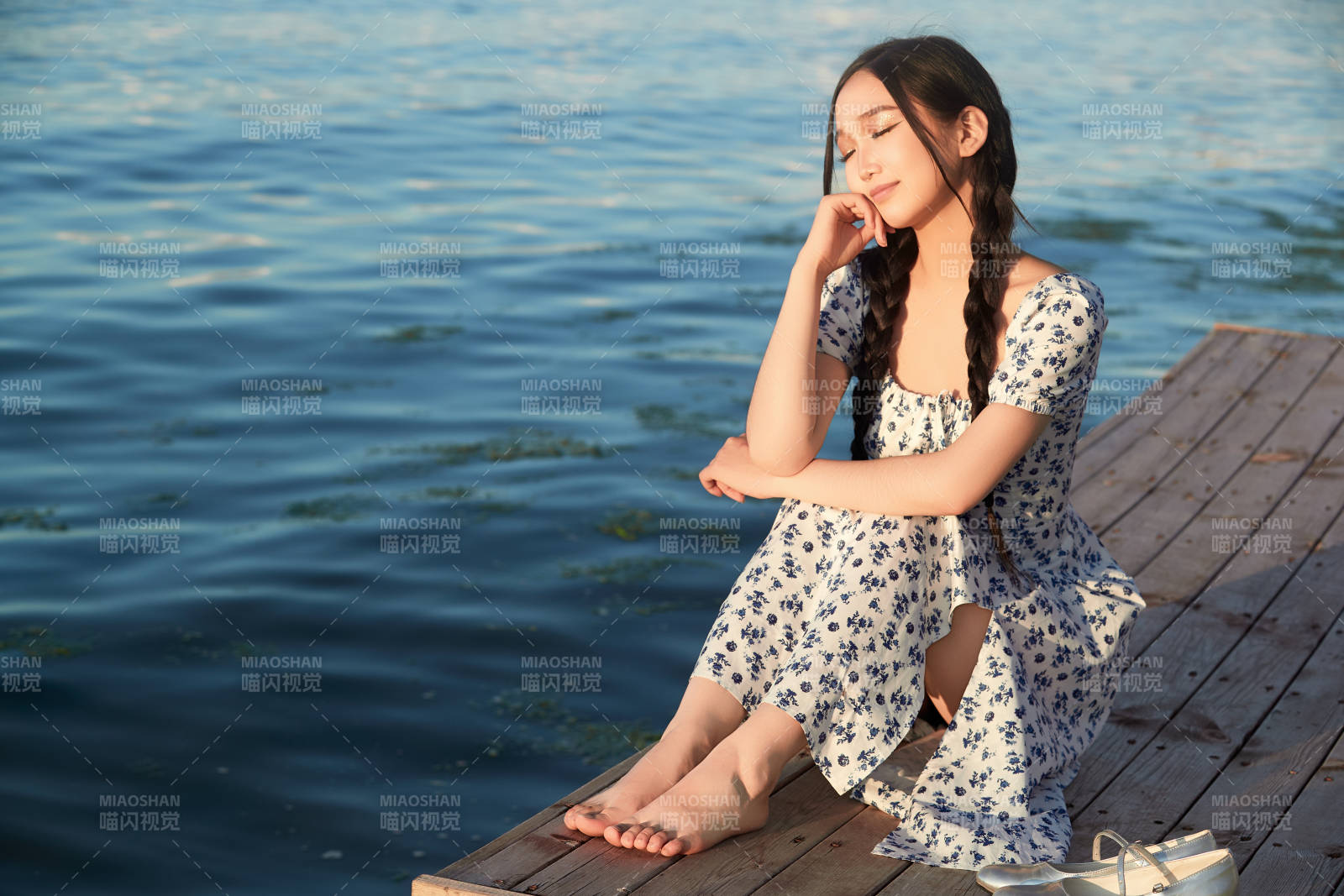 夏日湖畔水邊游玩拍照的亞洲美女