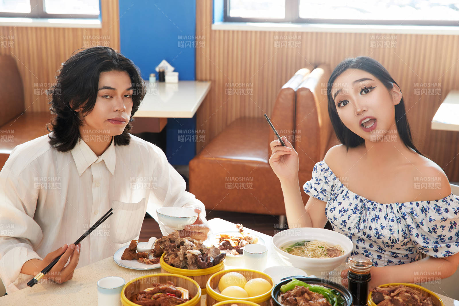 在茶餐廳大吃特吃的東方情侶