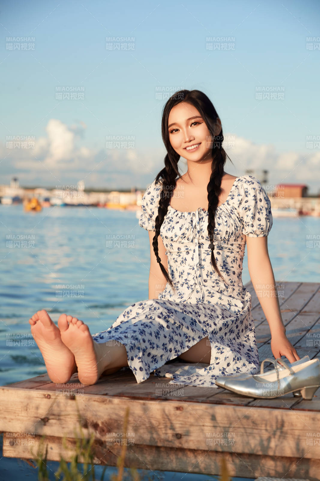 夏日湖畔水邊游玩拍照的亞洲美女
