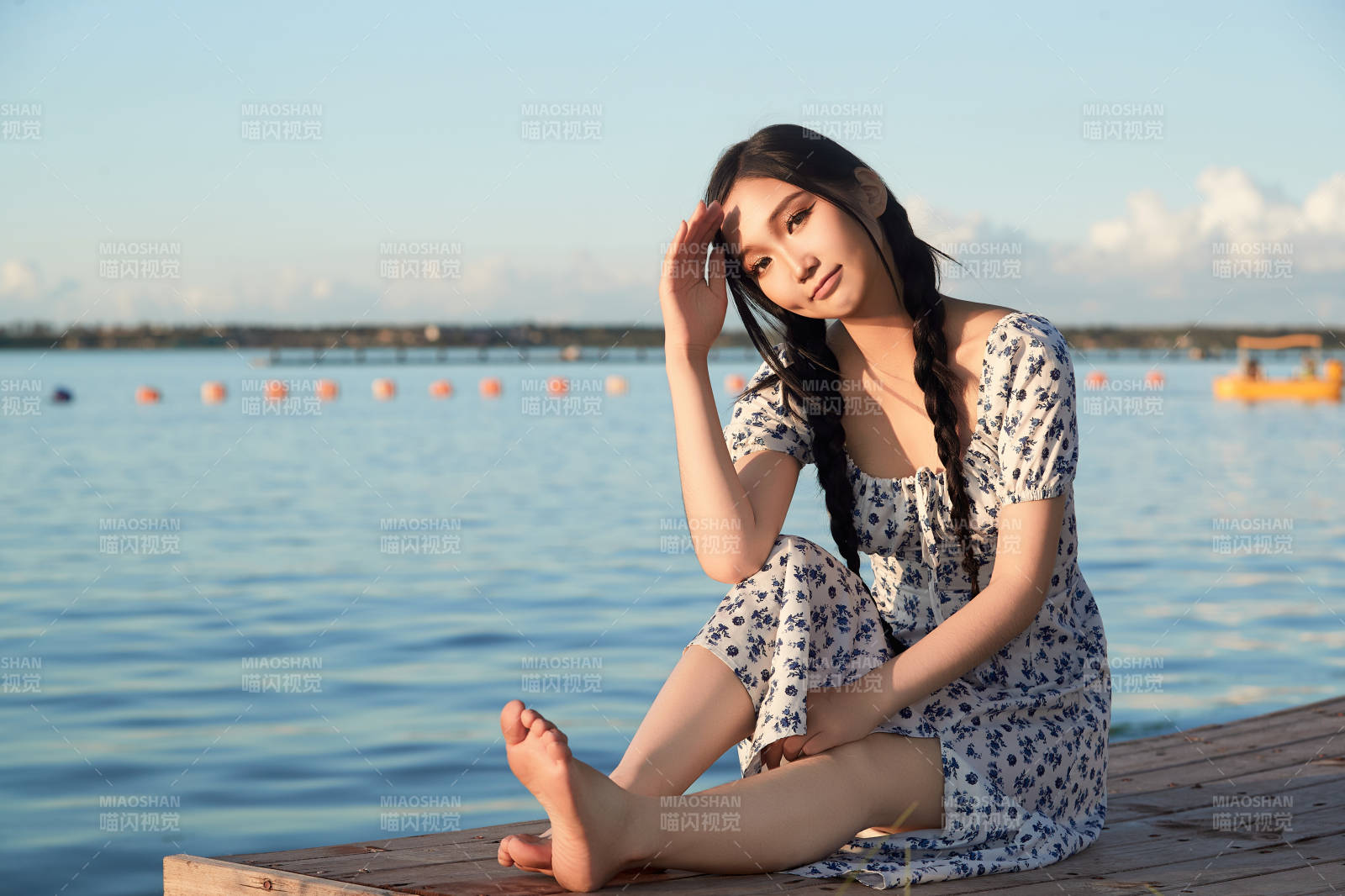 夏日湖畔水邊游玩拍照的亞洲美女