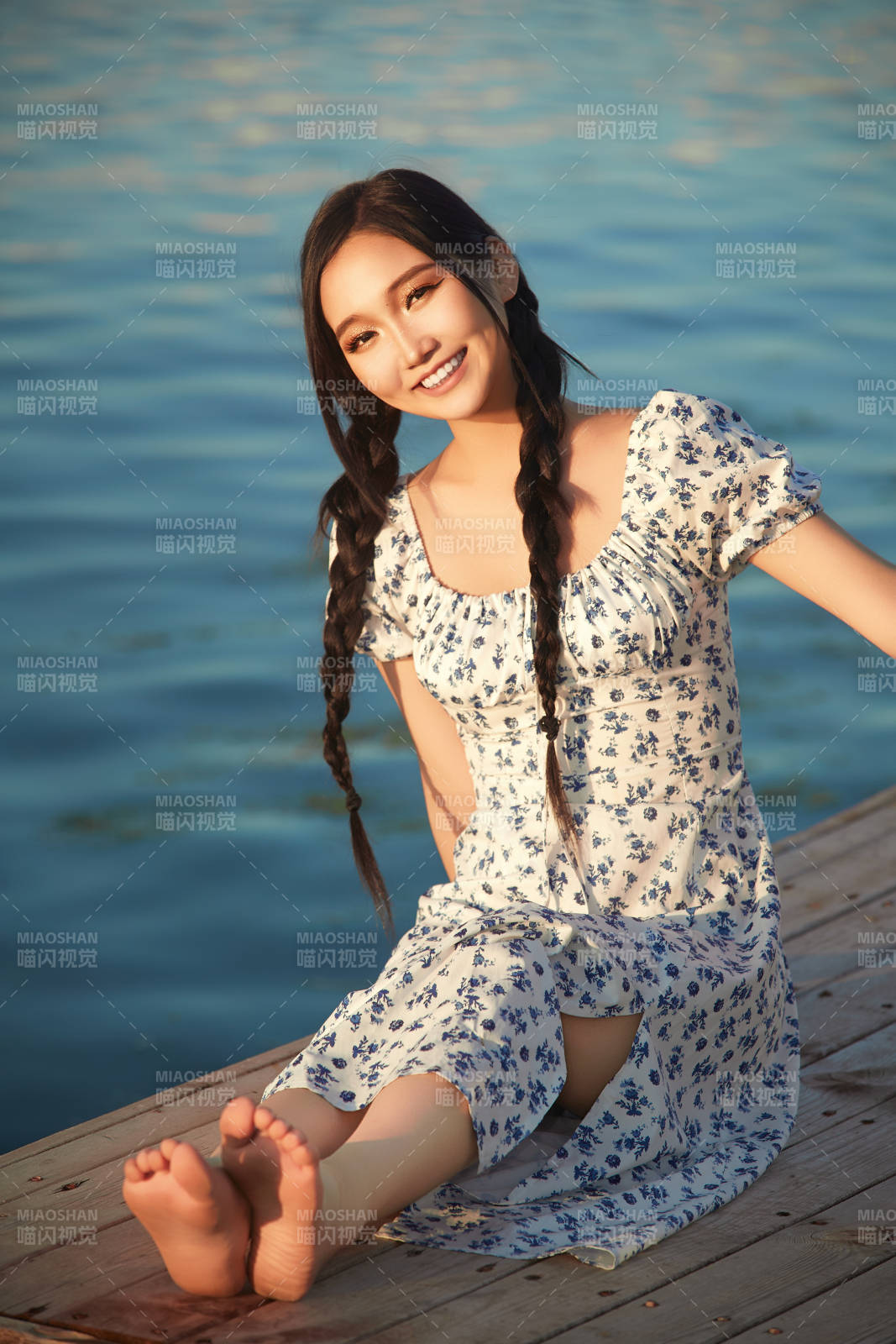 夏日湖畔水边游玩拍照的亚洲美女