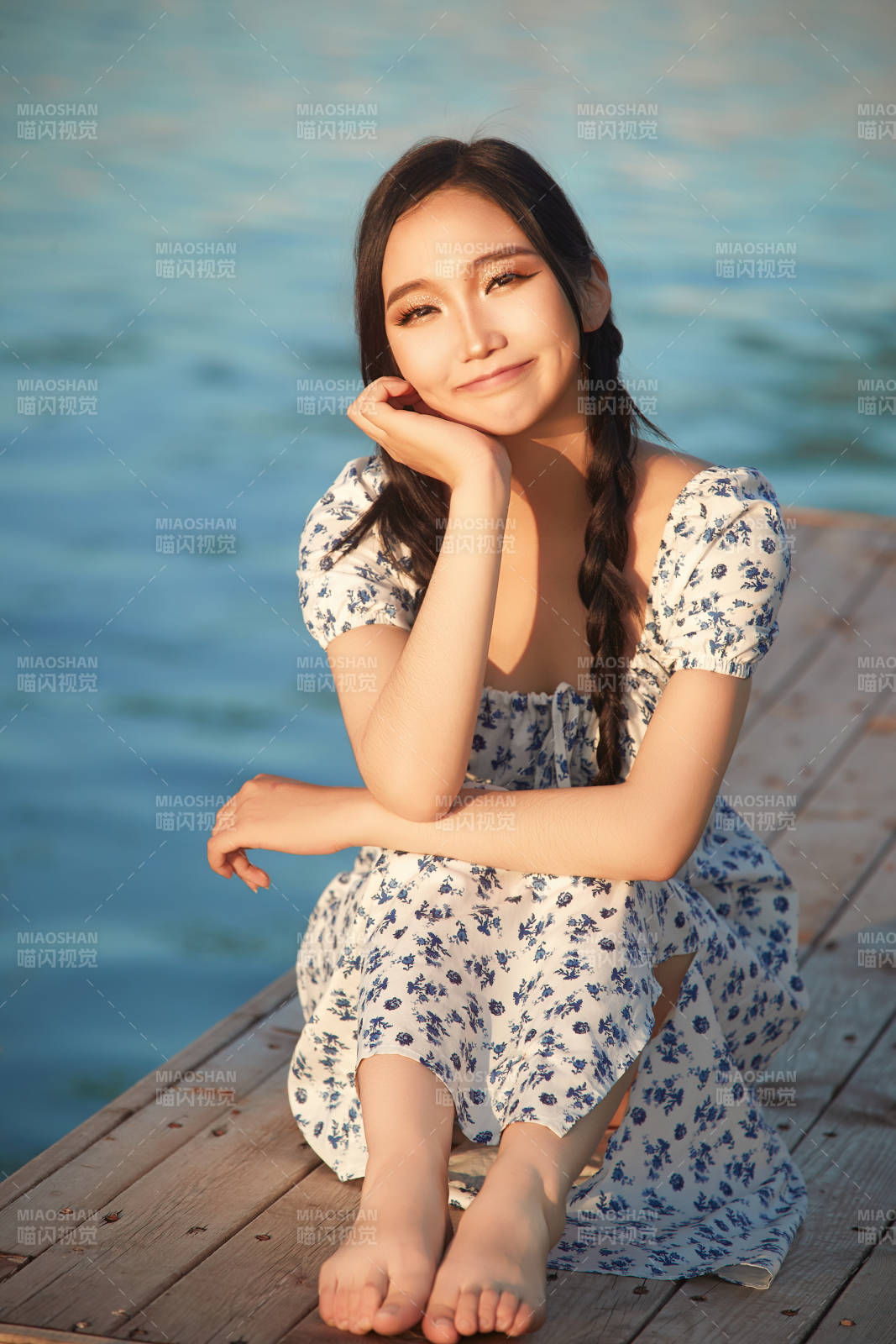 夏日湖畔水边游玩拍照的亚洲美女