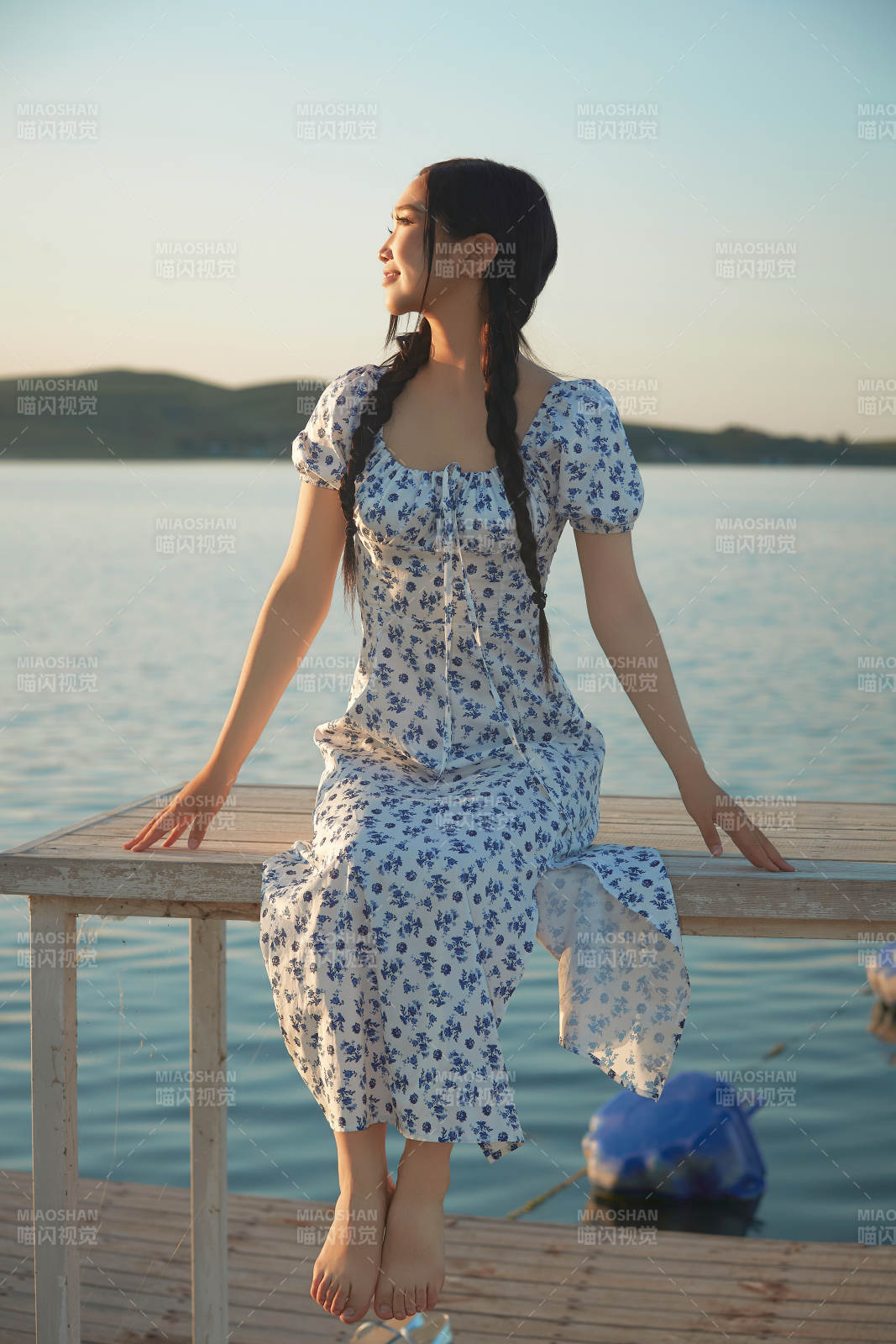 夏日湖畔水边游玩拍照的亚洲美女