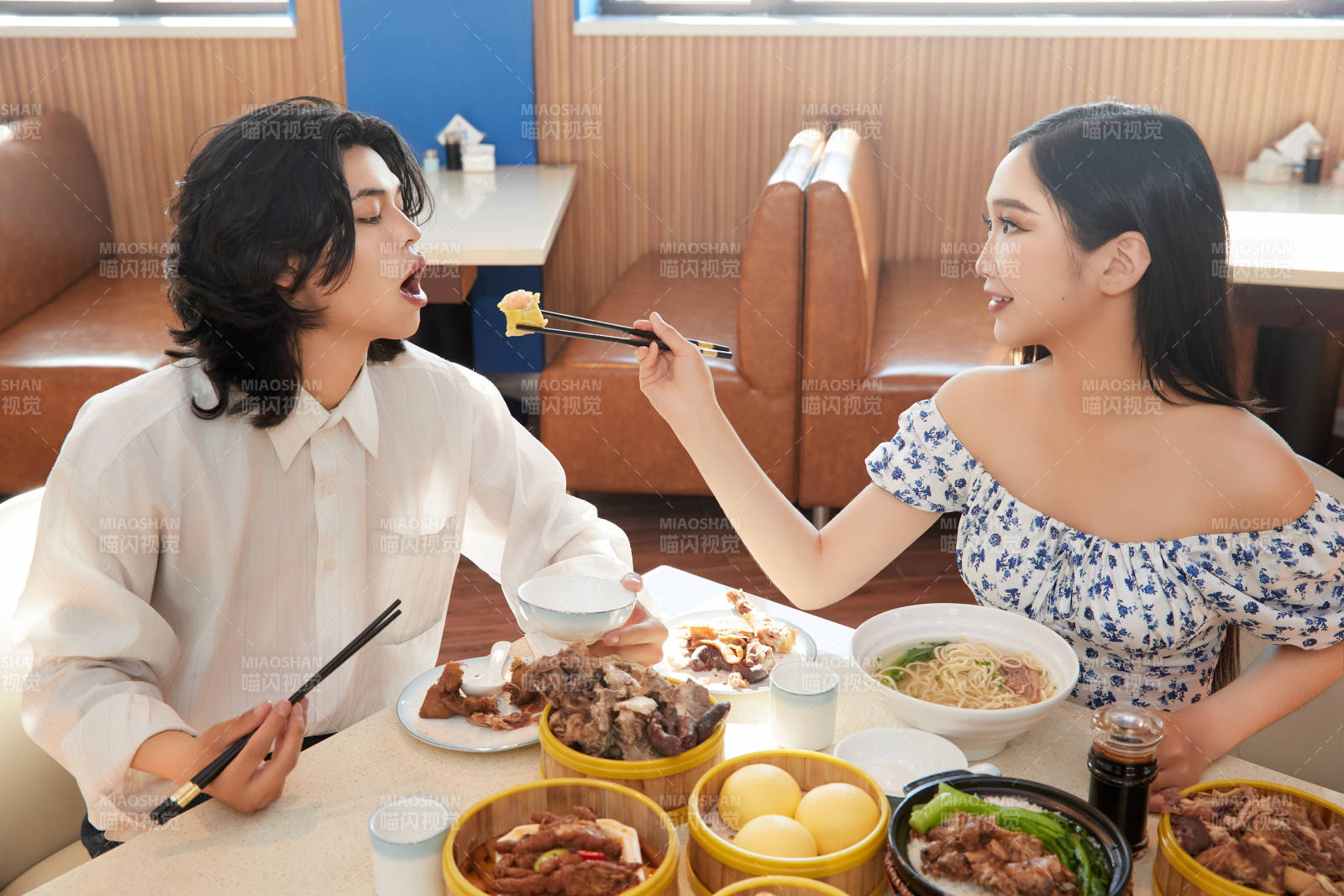 在茶餐廳大吃特吃的東方情侶