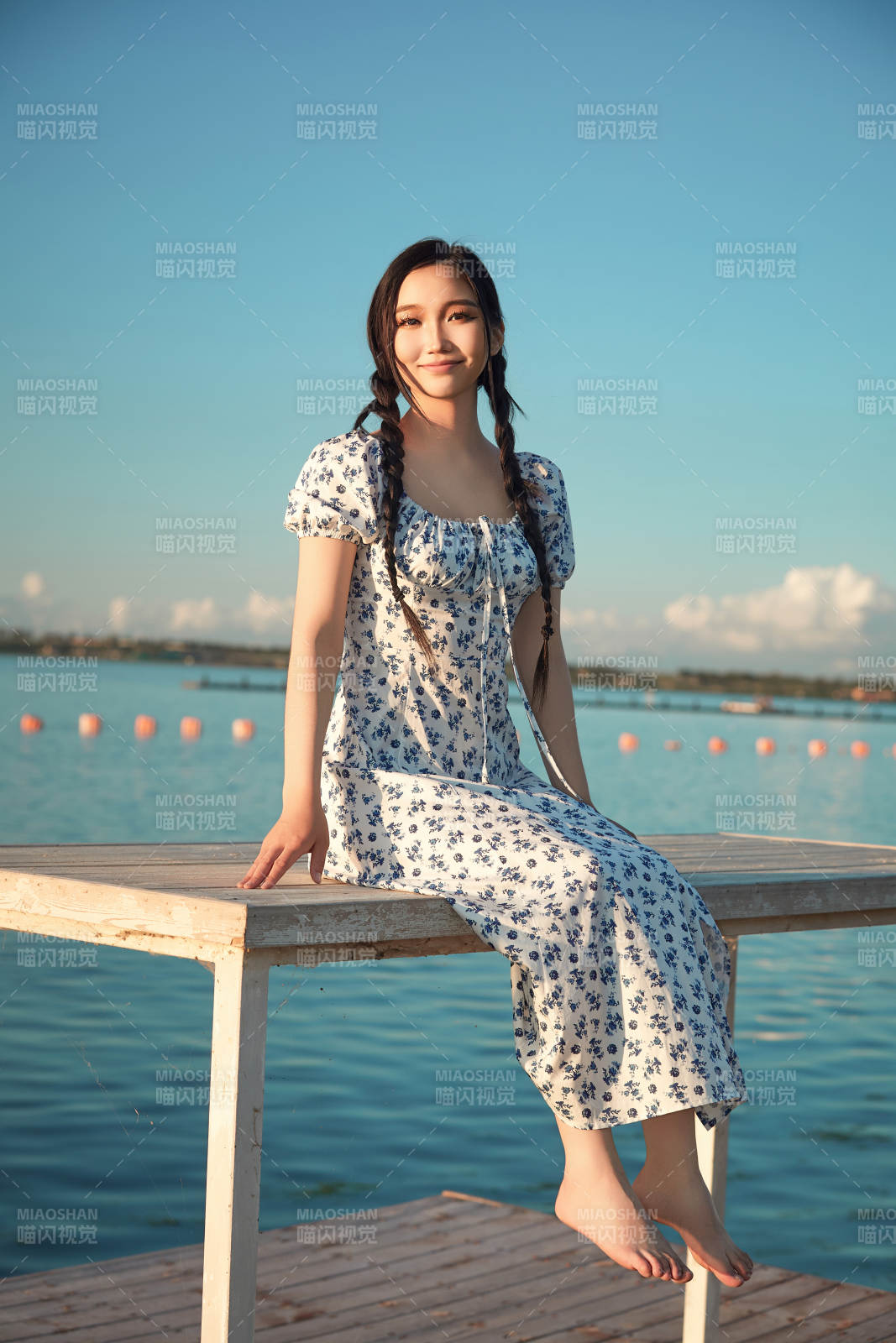 夏日湖畔水边游玩拍照的亚洲美女