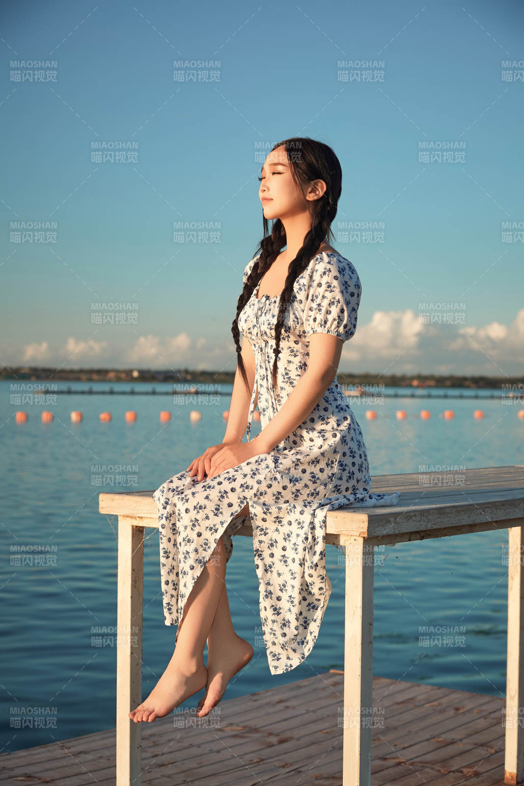 夏日湖畔水邊游玩拍照的亞洲美女