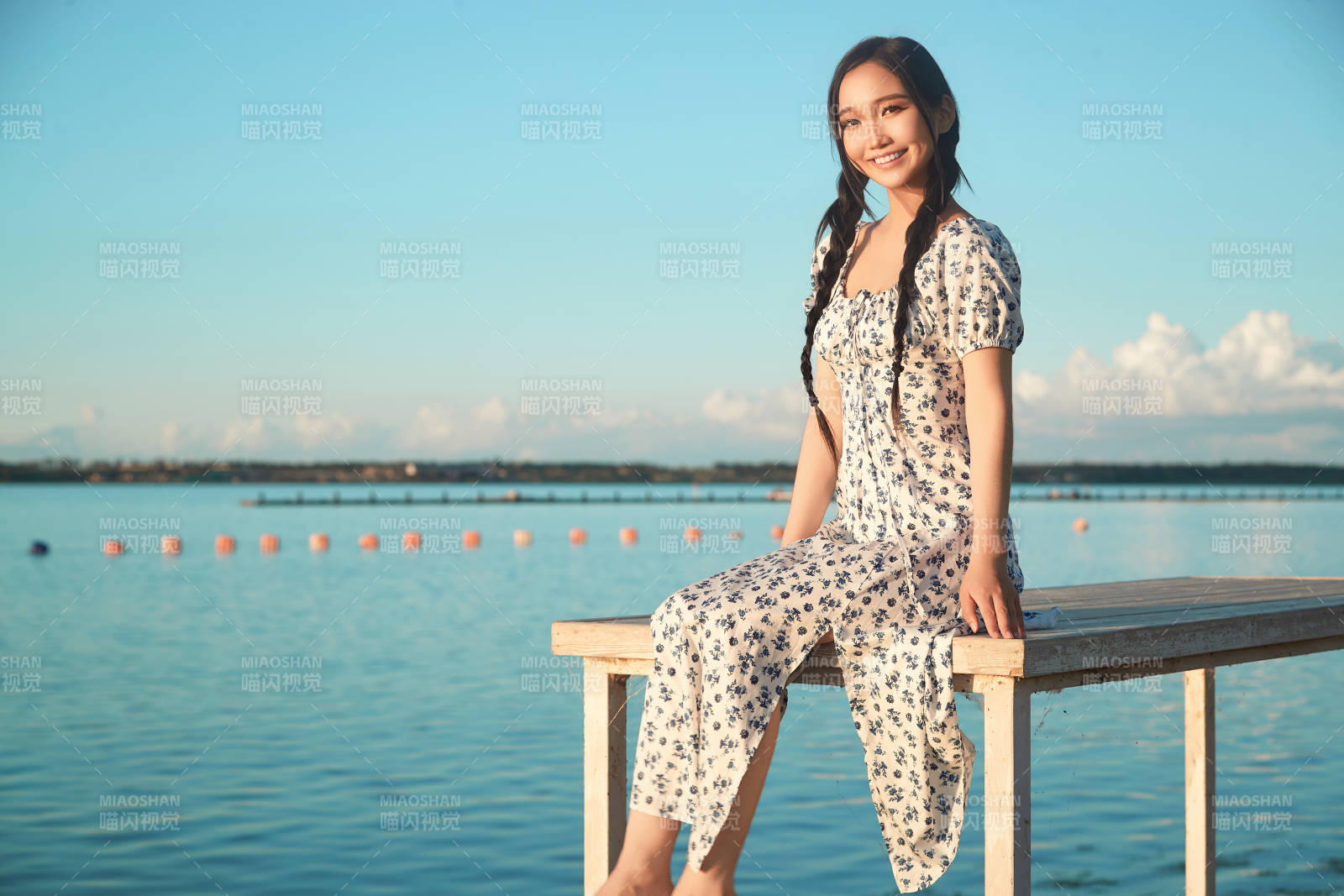 夏日湖畔水邊游玩拍照的亞洲美女