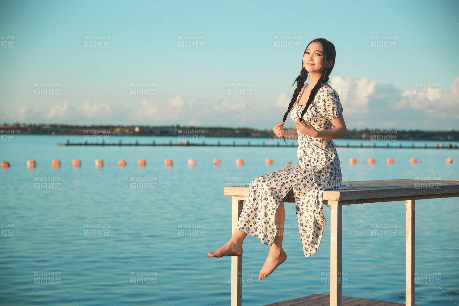 夏日湖畔水边游玩拍照的亚洲美女