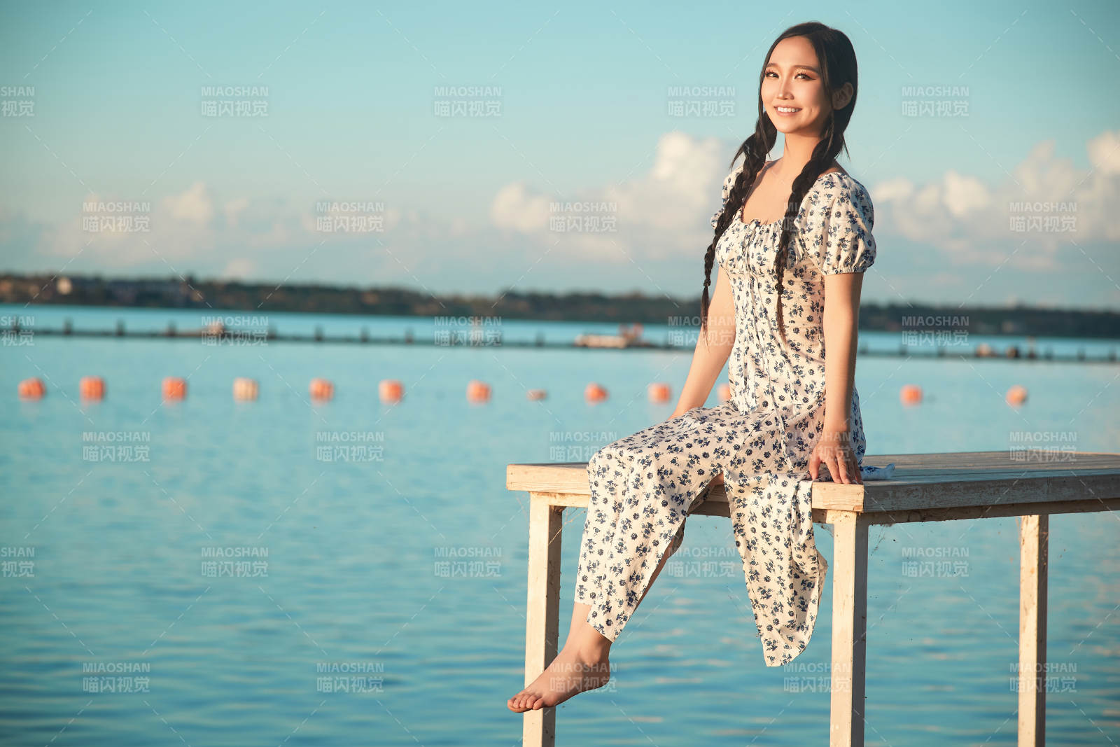 夏日湖畔水邊游玩拍照的亞洲美女