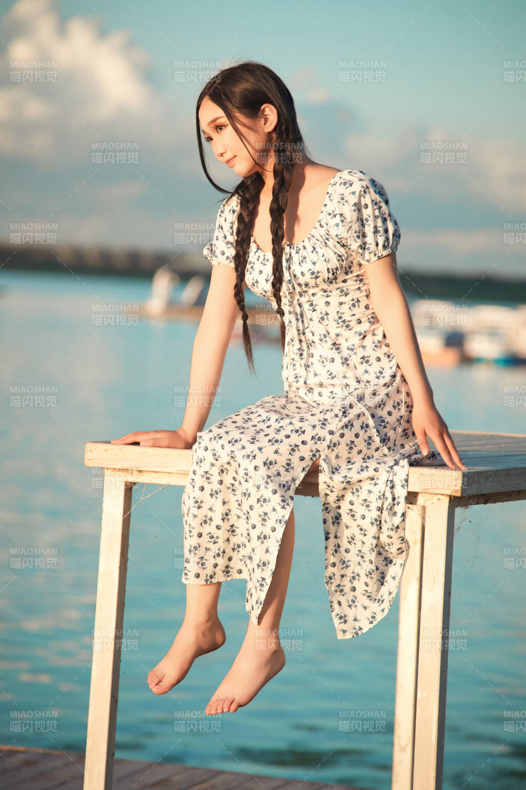 夏日湖畔水边游玩拍照的亚洲美女